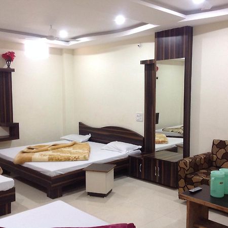 Hotel Vrandavan Palace Near Mahakal Temple Уджайн Екстериор снимка