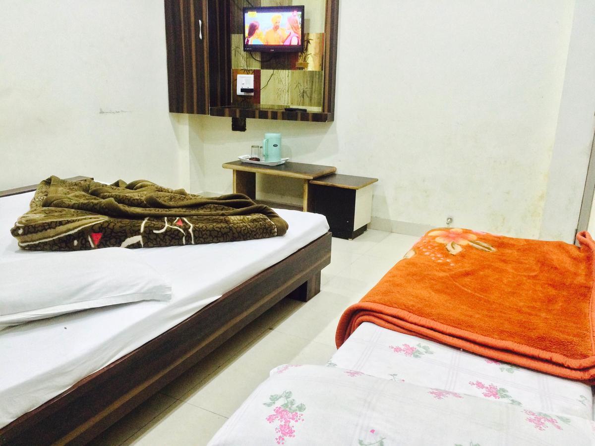 Hotel Vrandavan Palace Near Mahakal Temple Уджайн Екстериор снимка