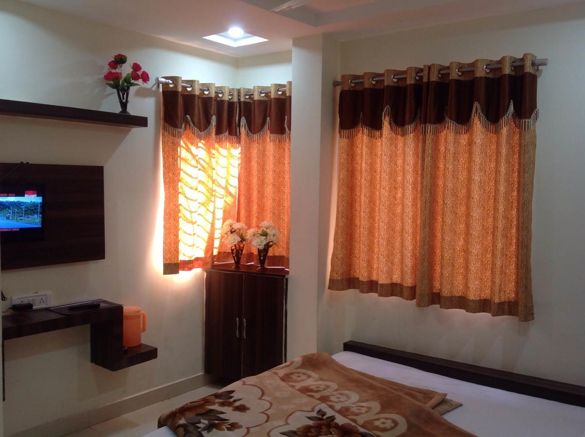 Hotel Vrandavan Palace Near Mahakal Temple Уджайн Екстериор снимка