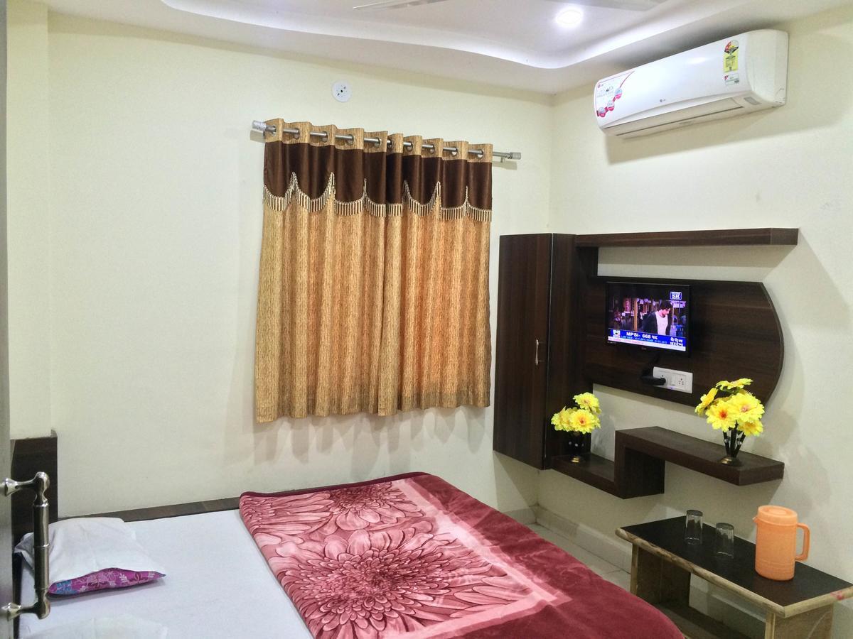 Hotel Vrandavan Palace Near Mahakal Temple Уджайн Екстериор снимка
