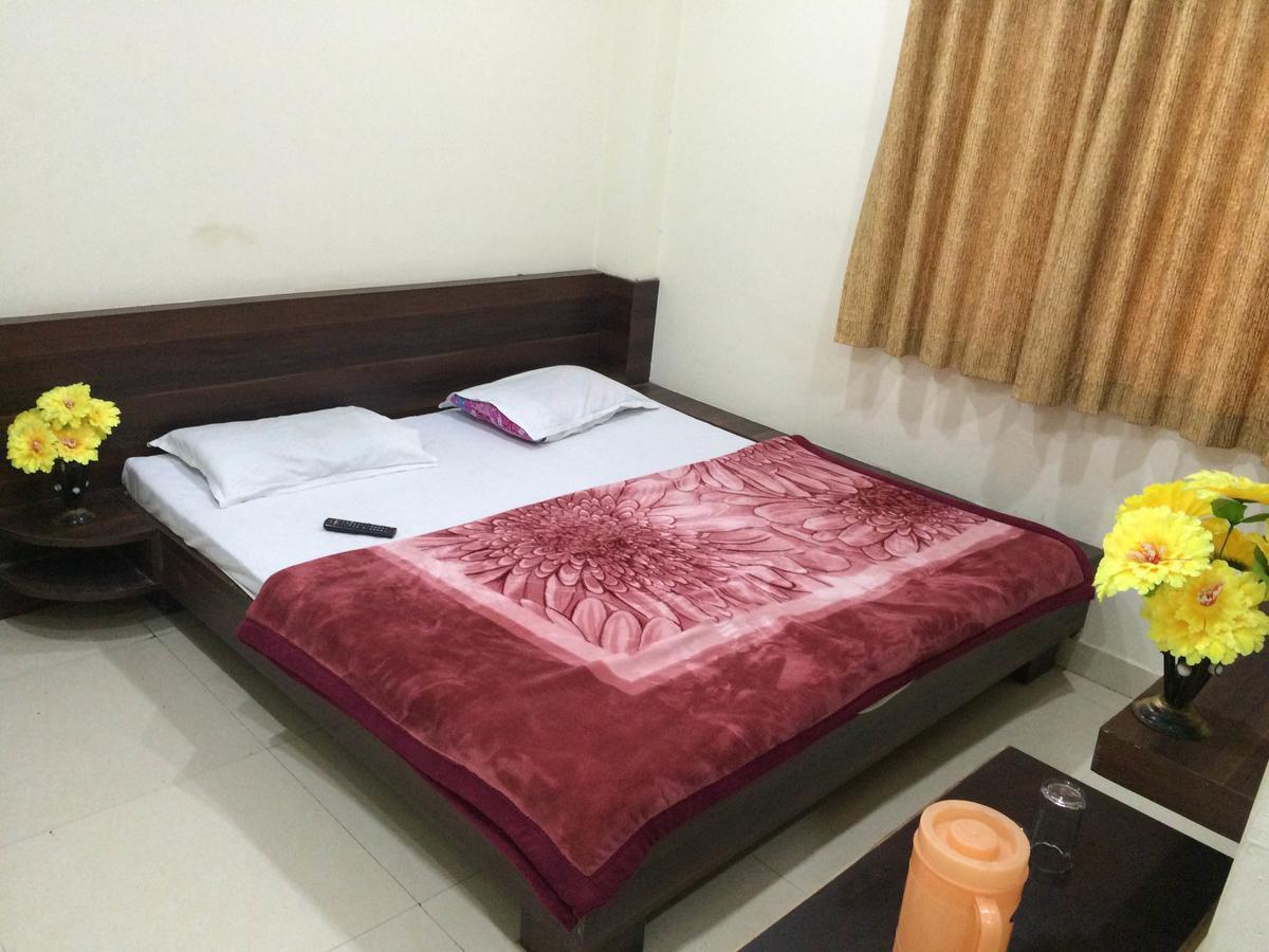 Hotel Vrandavan Palace Near Mahakal Temple Уджайн Екстериор снимка