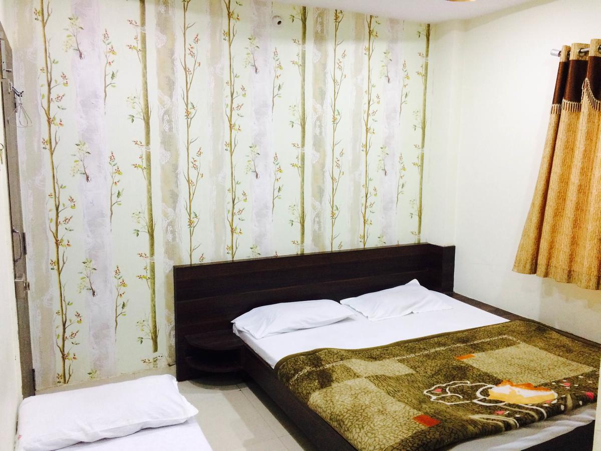 Hotel Vrandavan Palace Near Mahakal Temple Уджайн Екстериор снимка