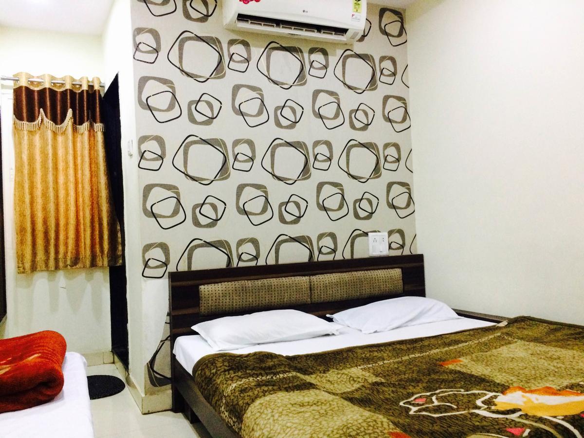 Hotel Vrandavan Palace Near Mahakal Temple Уджайн Екстериор снимка