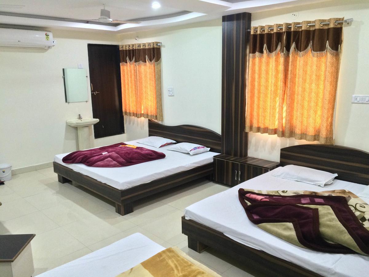 Hotel Vrandavan Palace Near Mahakal Temple Уджайн Екстериор снимка